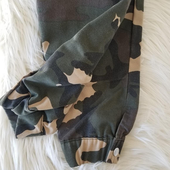 Laura's Boutique Camo Cargo Jean Joggers - Picture 4 of 4